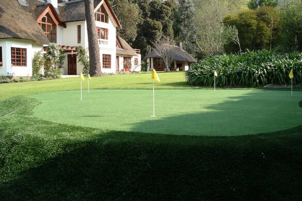 Metro New York backyard putting green